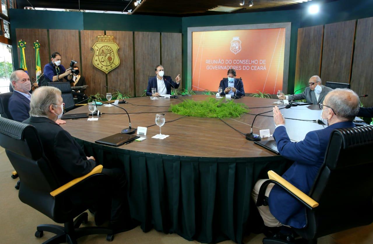 Ex-governadores do Ceará estão reunidos numa mesa redonda no Palácio da Abolição.