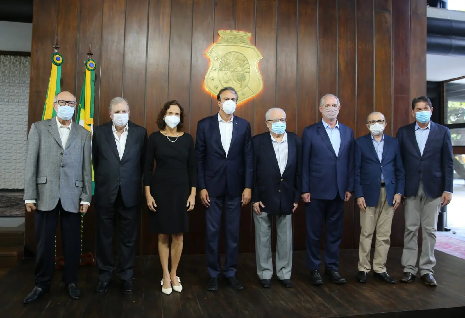 O governador Camilo Santana e a vice-governadora Izolda Cela reunidos com ex-governadores do Ceará.