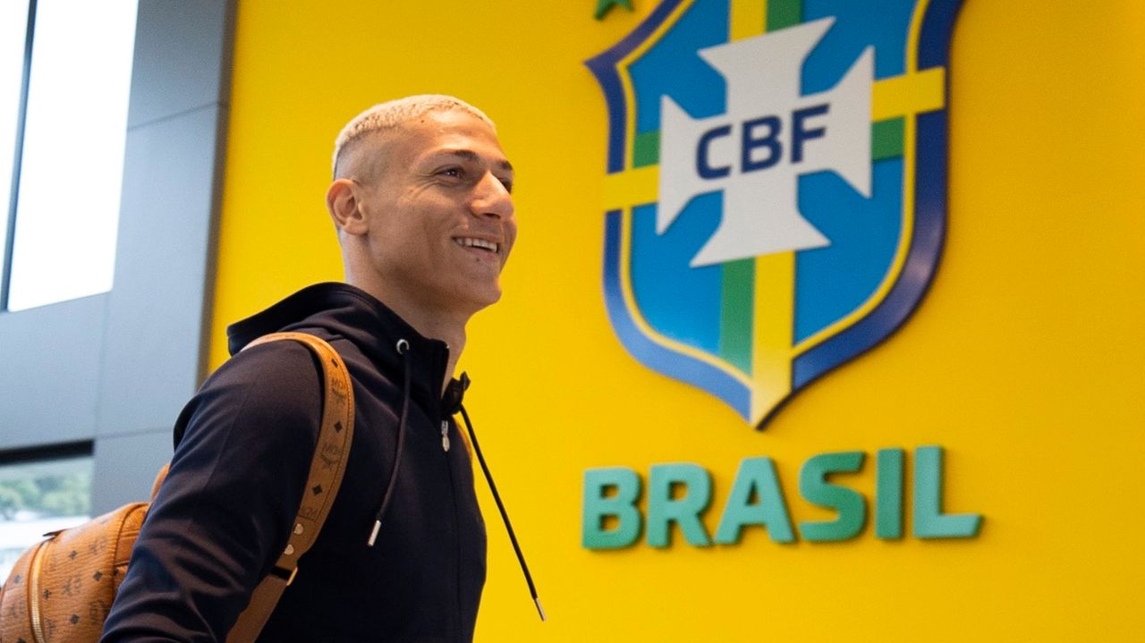 Richarlison sorri em apresentação da Seleção Brasileira