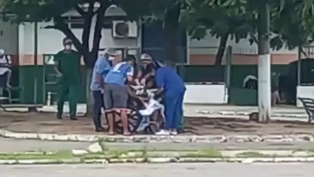 mulher dá à luz na calçada de maternidade