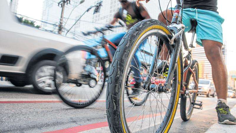 Empinar/pedalar de forma agressiva: multa e recolhimento da bike 