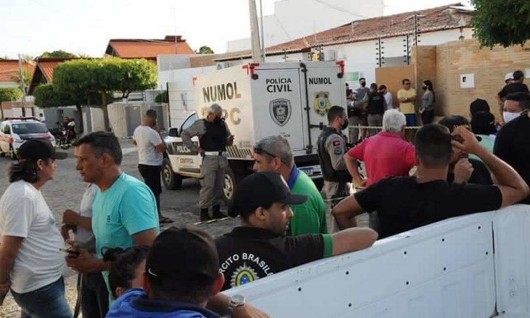 Policiais e pessoas em frente a casa de adolescente que matou mãe e irmão em Patos, Paraíba