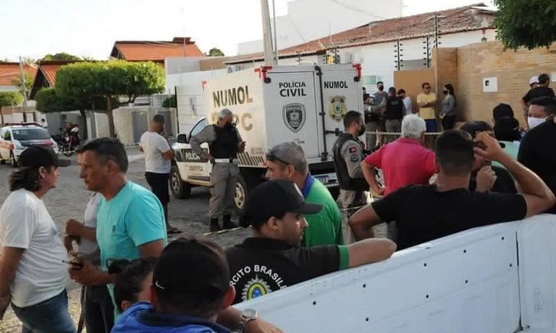 Após efetuar os disparos contra os três, o jovem fez parecer que havia acontecido um assalto na residência