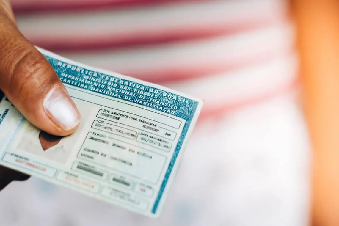 Pessoa segura cnh