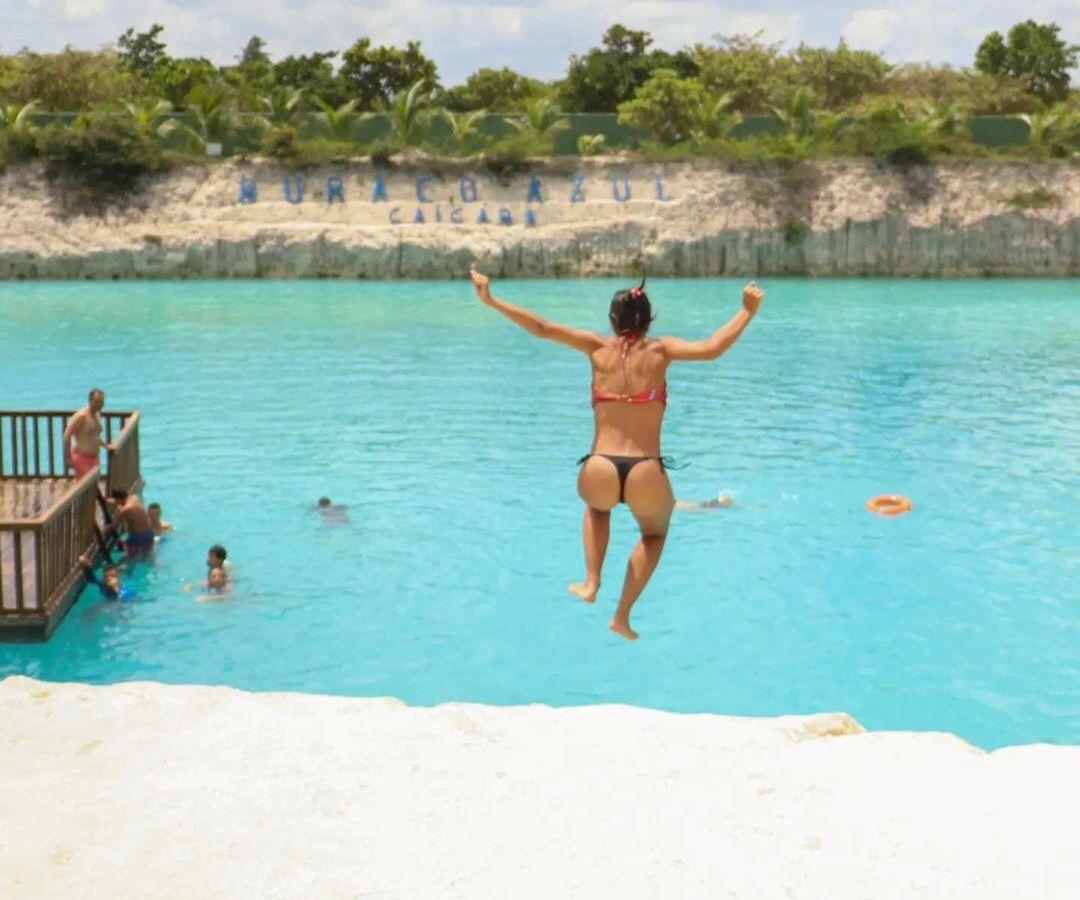 Turistas realizam saltos no Buraco Azul e nadam até deck em momentos de lazer