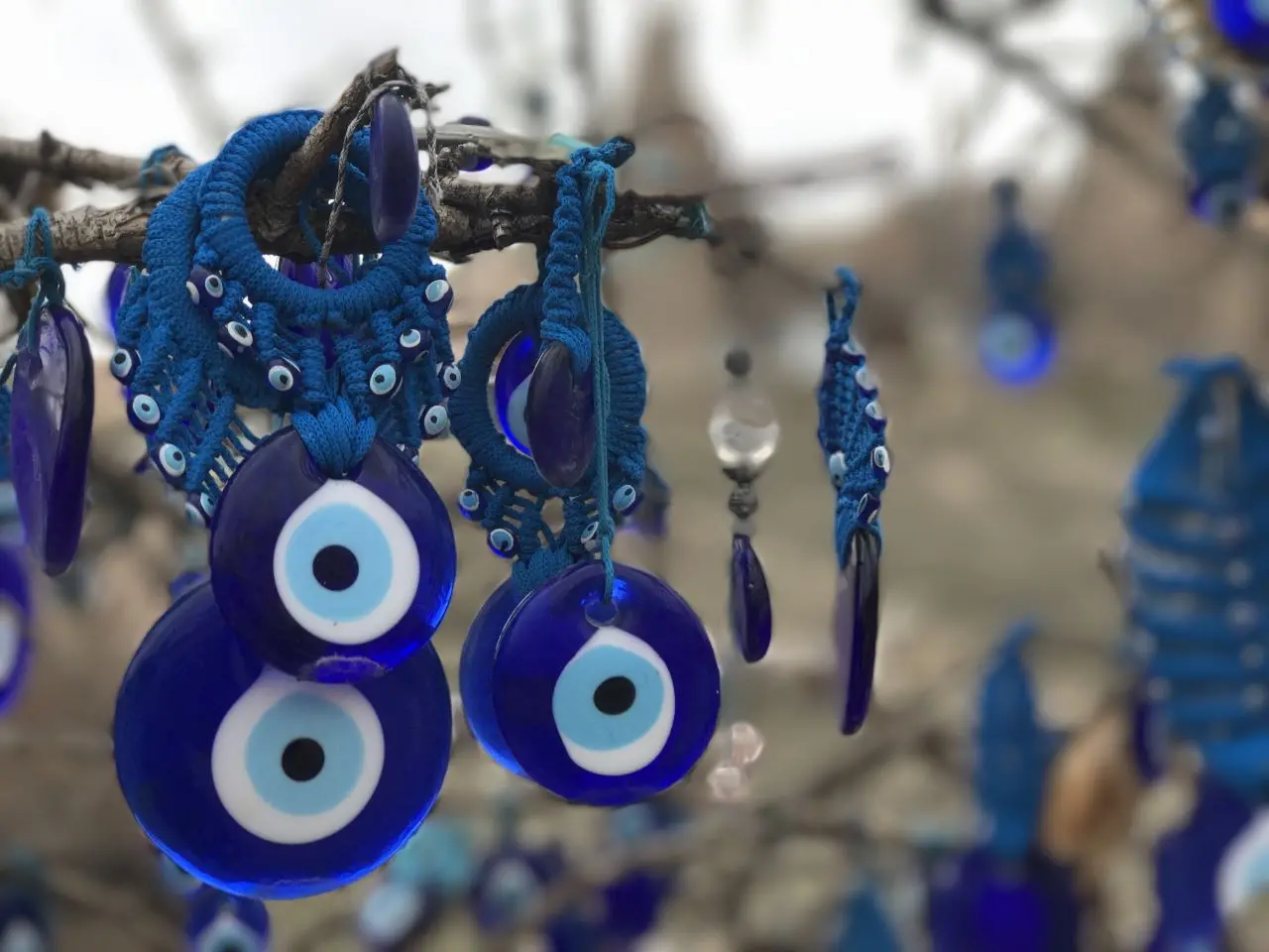 olhos gregos pendurados em galho