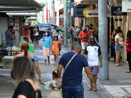 Movimentação de clientes em estabelecimentos no Centro de Fortaleza em primeiro dia de reabertura do comércio em 2021
