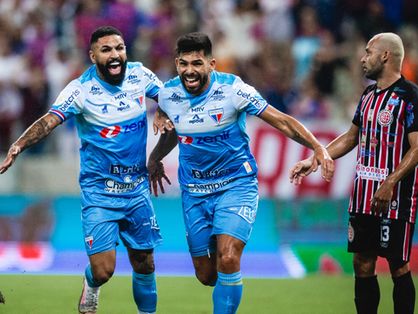 Atletas do Fortaleza comemoram gol contra Atlético-BA