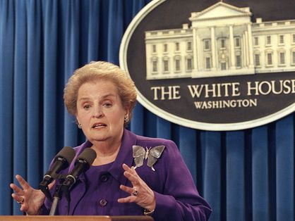 Madeleine Albright diante de microfones na casa branca