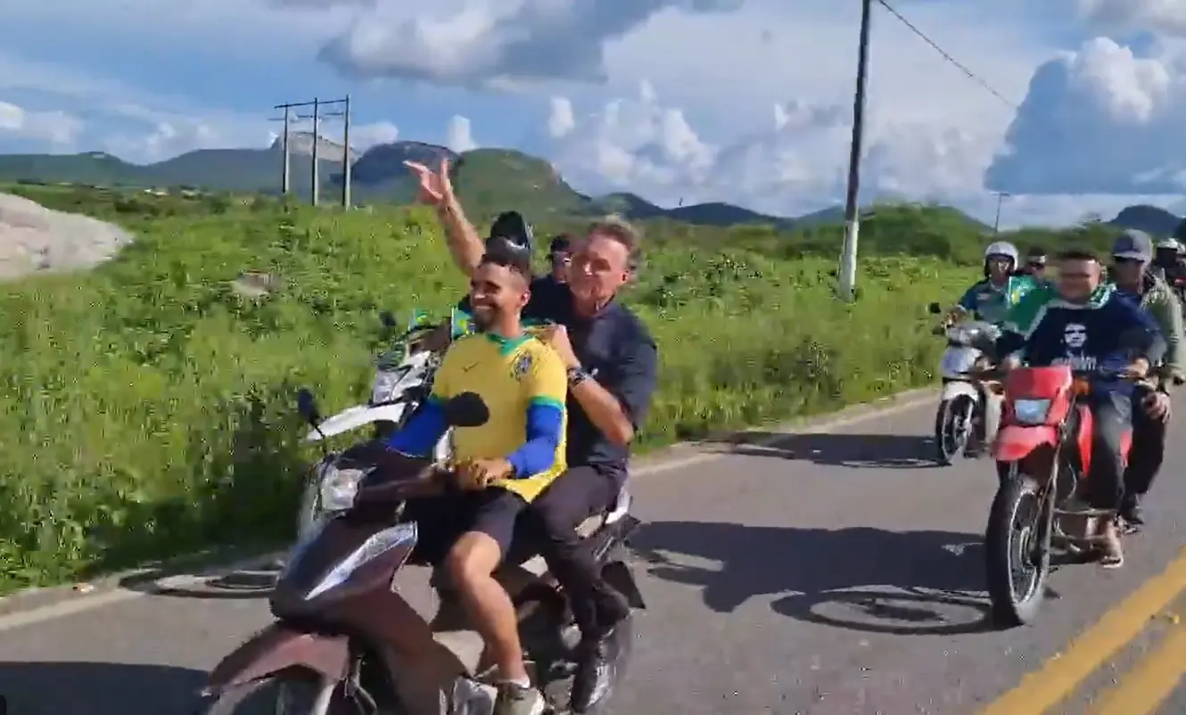 Presidente Bolsonaro desfila de moto sem capacete