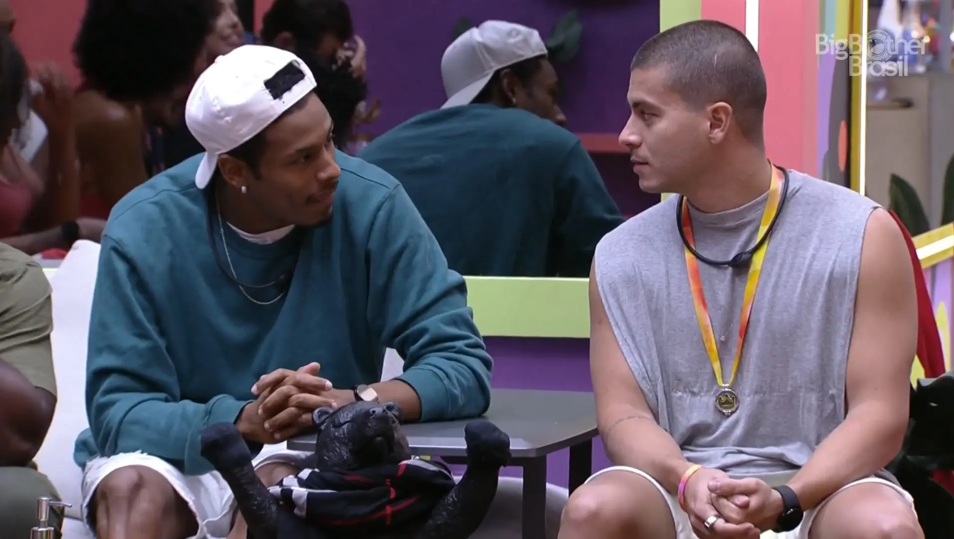 Paulo André e Arthur em momento de conversa no paredão