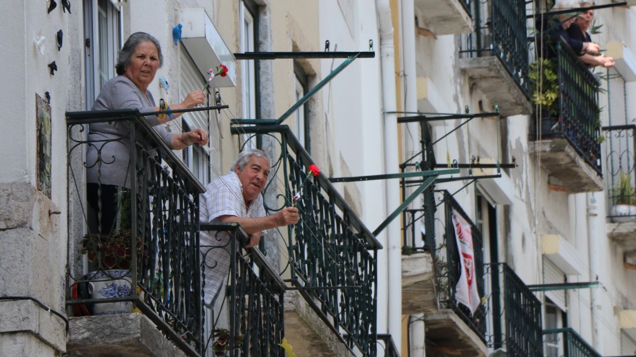 Em 2020, por causa da pandemia, portugueses seguraram cravos, símbolos da revolução, nas janelas de casa para marcar o 25 de Abril