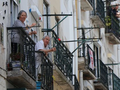 Em 2020, por causa da pandemia, portugueses seguraram cravos, símbolos da revolução, nas janelas de casa para marcar o 25 de Abril