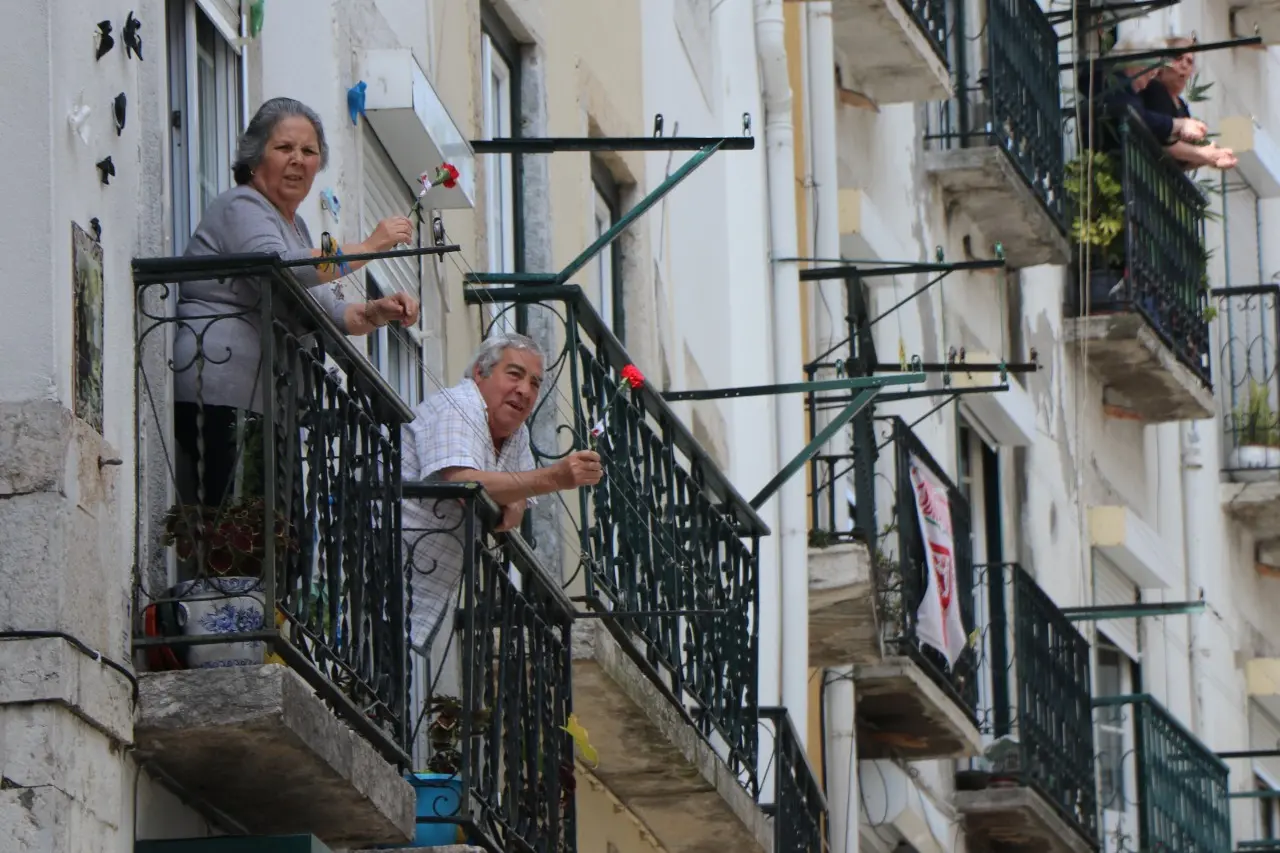 Em 2020, por causa da pandemia, portugueses seguraram cravos, símbolos da revolução, nas janelas de casa para marcar o 25 de Abril