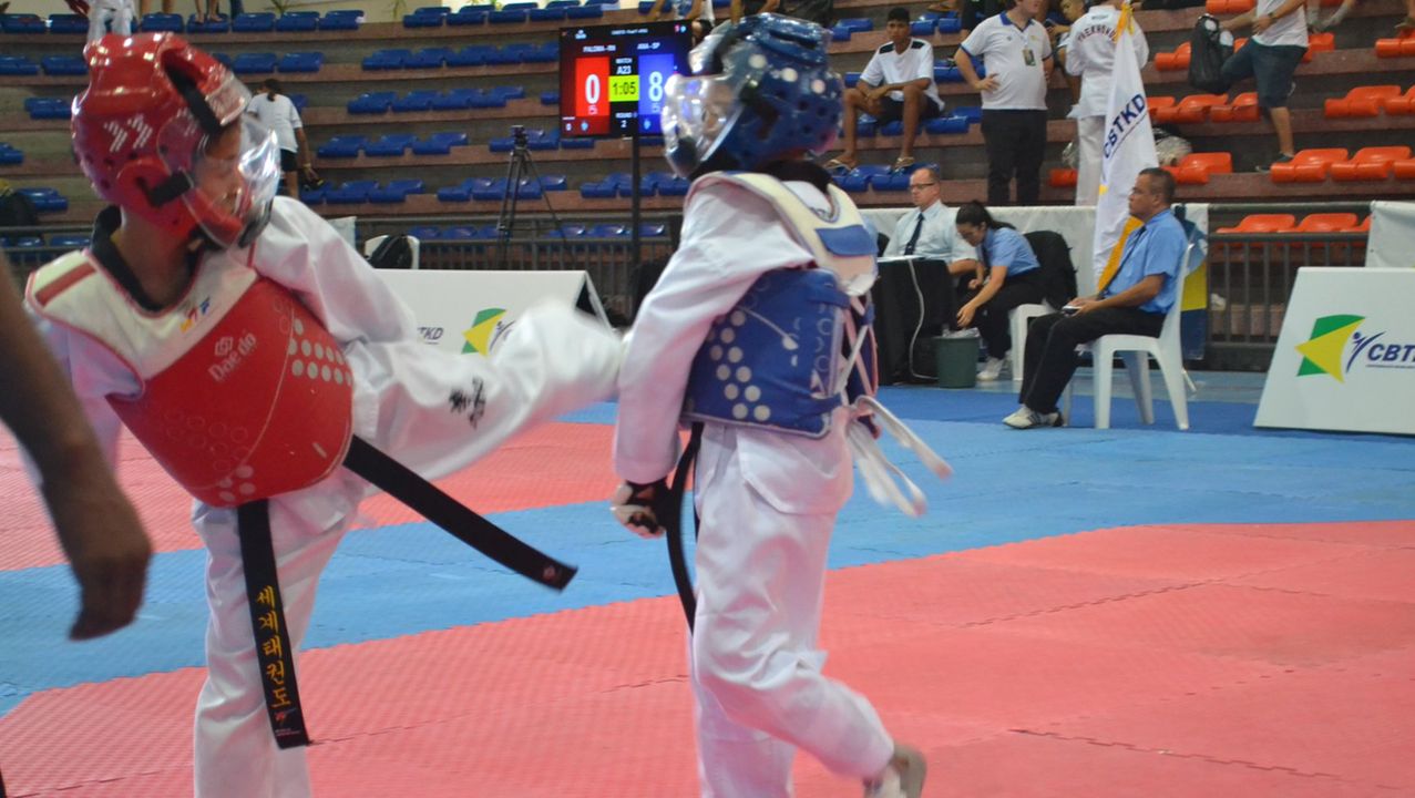 Atletas de Taekwondo disputam luta na modalidade