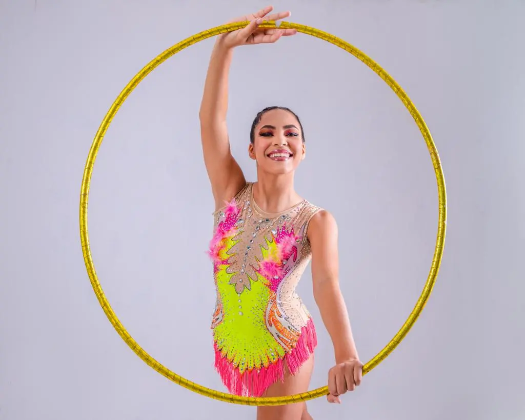 Imagem mostra atleta com um bambolê