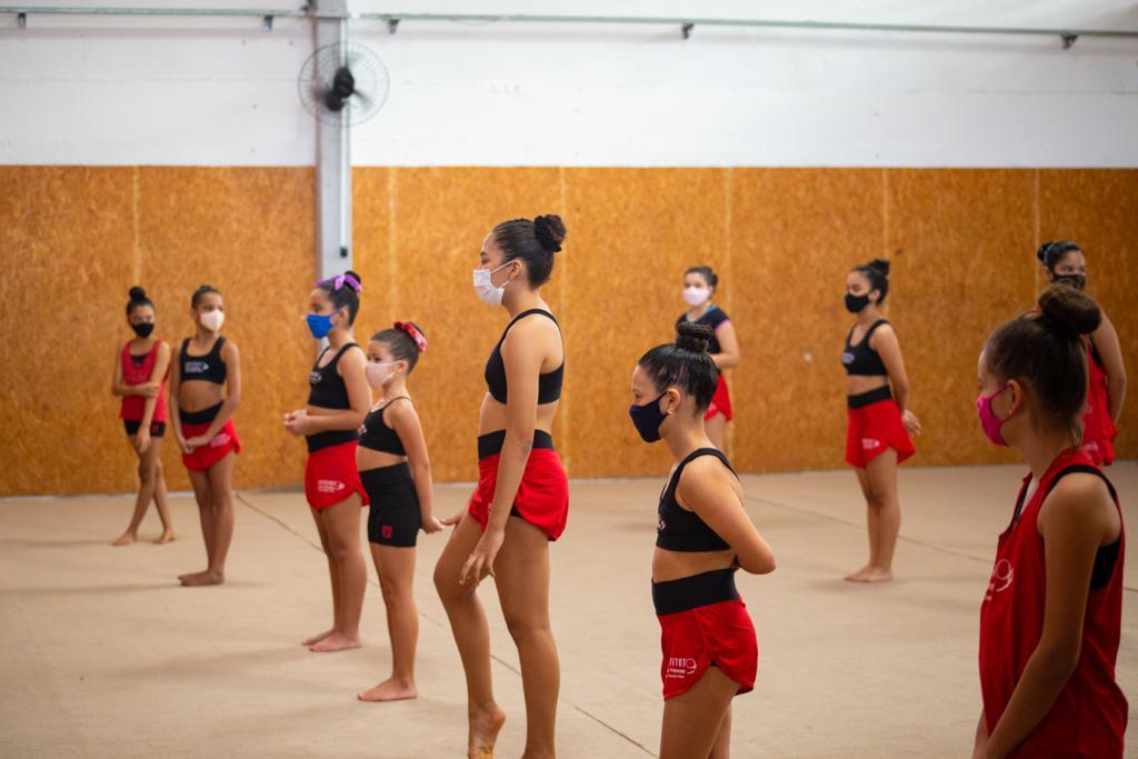 Imagem mostra meninas durante atividade de ginástica