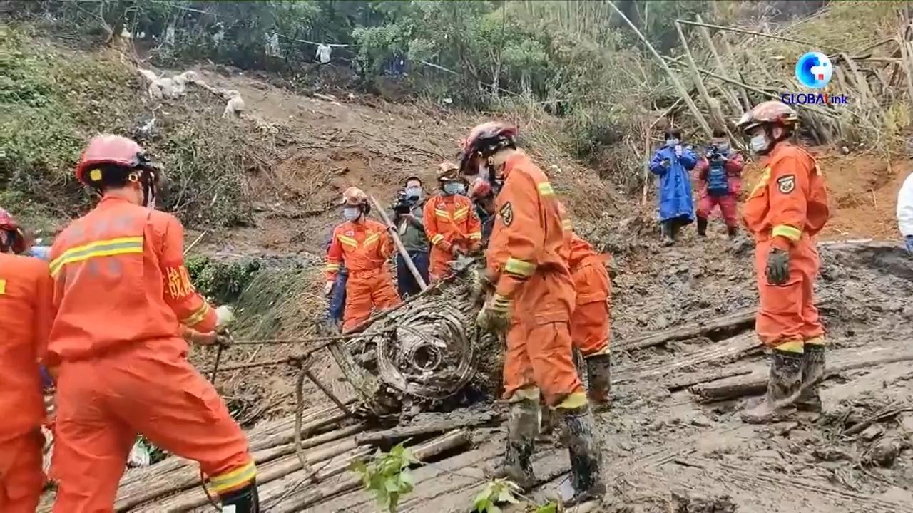 Equipes de segurança seguem no local do acidente