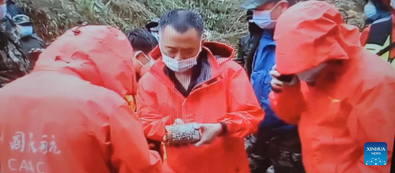 TV pública da China divulgou imagem de equipes de segurança com o que aparenta ser uma caixa-preta do avião