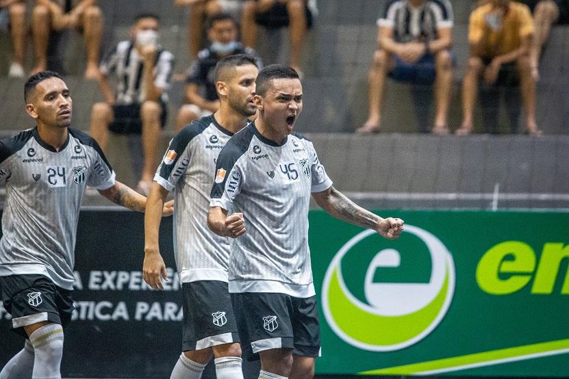 Imagem mostra jogadores de futsal em quadra