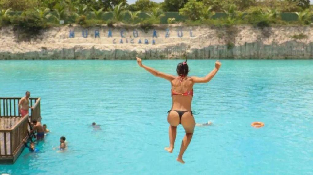 Mulher salta para mergulhar no Buraco Azul, no Ceará
