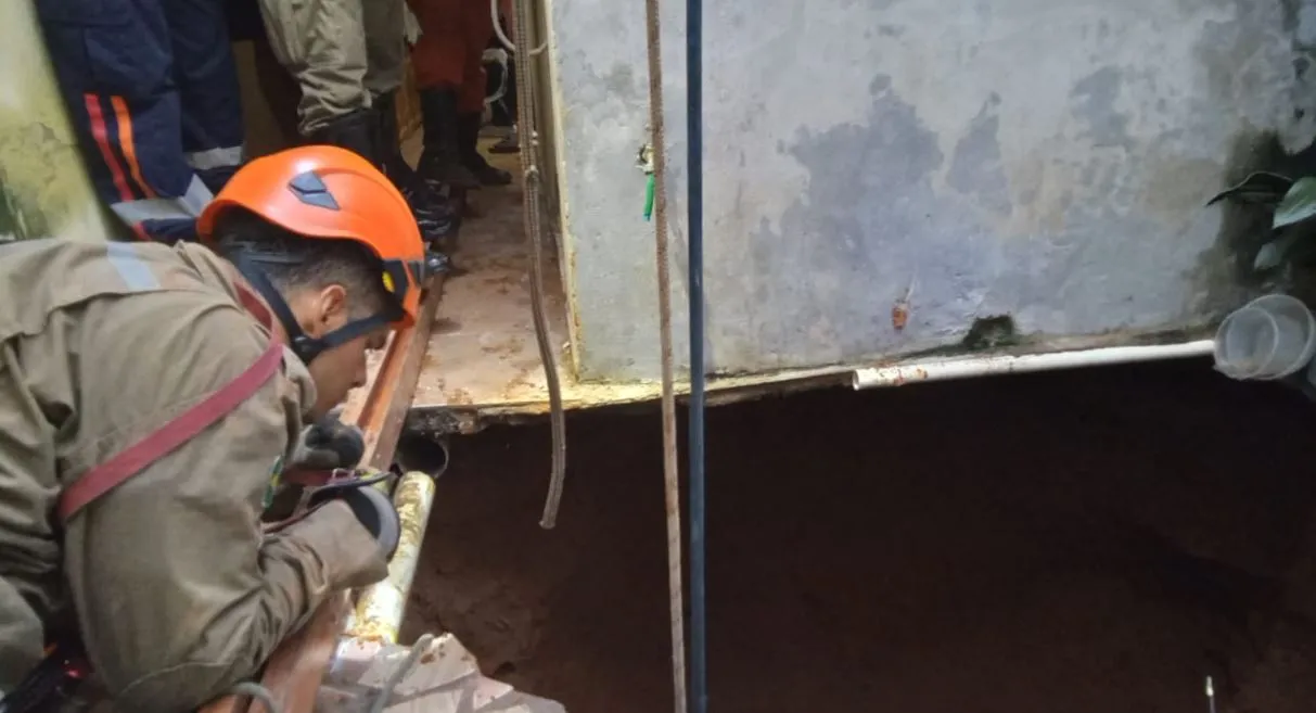 Maior dificuldade do resgate é içar a tampa de concreto