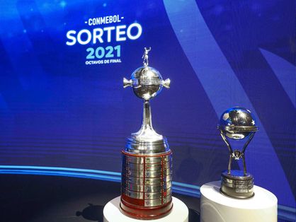 Foto das taças da Sul-Americana e Libertadores