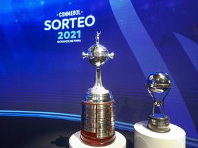 Foto das taças da Sul-Americana e Libertadores