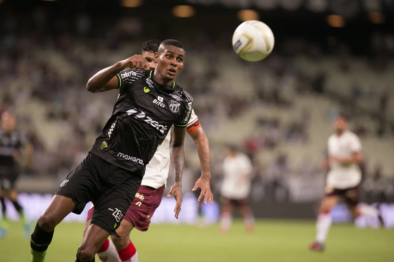 Atletas de Ceará e CRB disputam bola