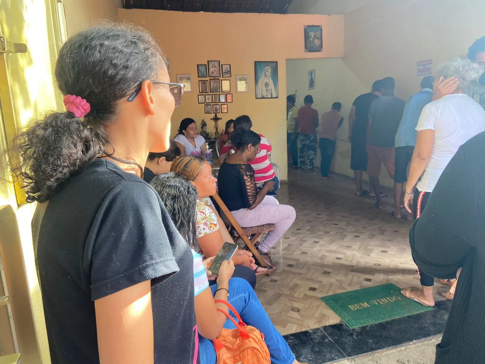 Voluntários ajudam bombeiros a içar agente dentro do poço
