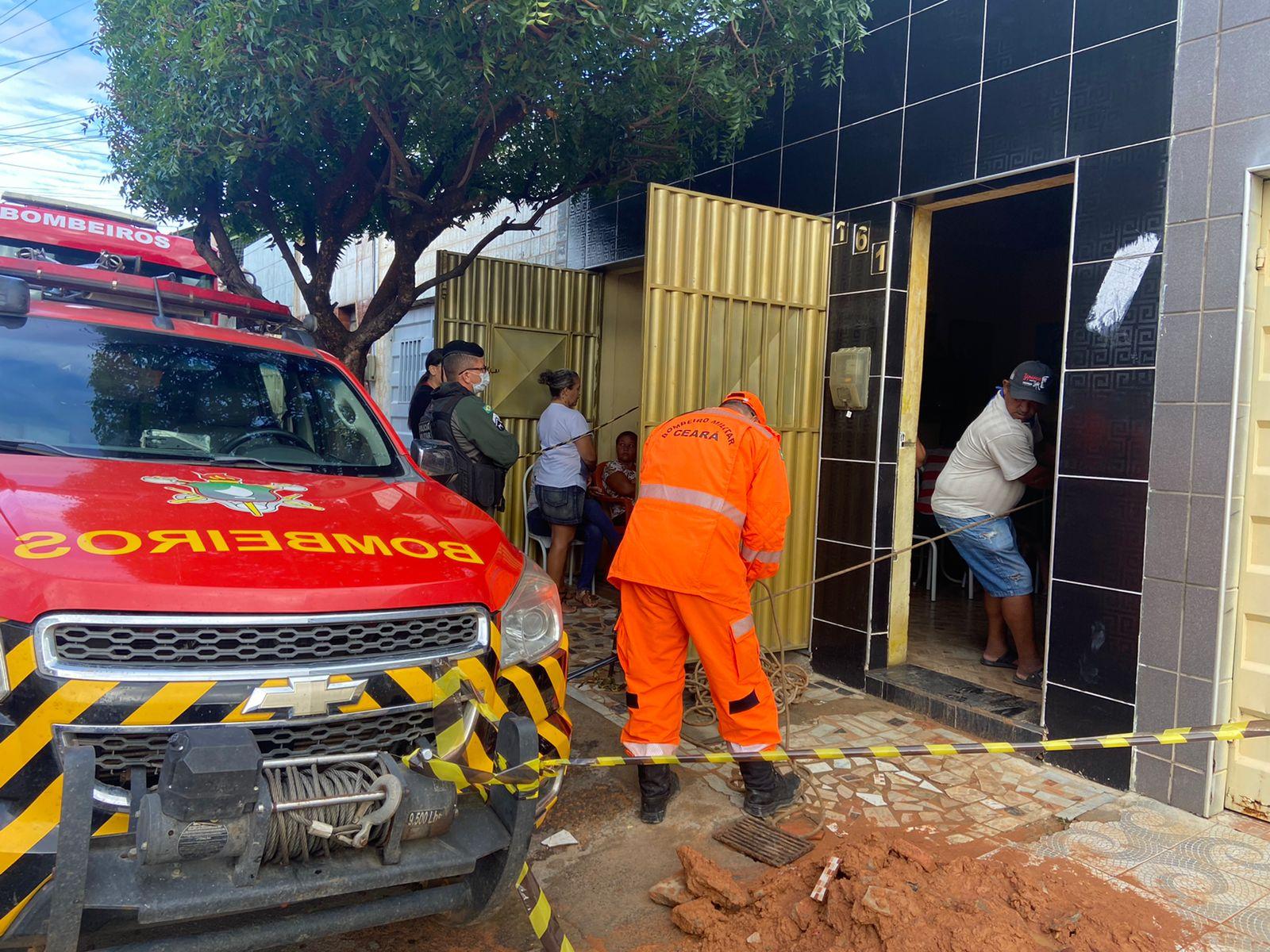 Trabalho dos bombeiros segue na manhã de sexta-feira (25)