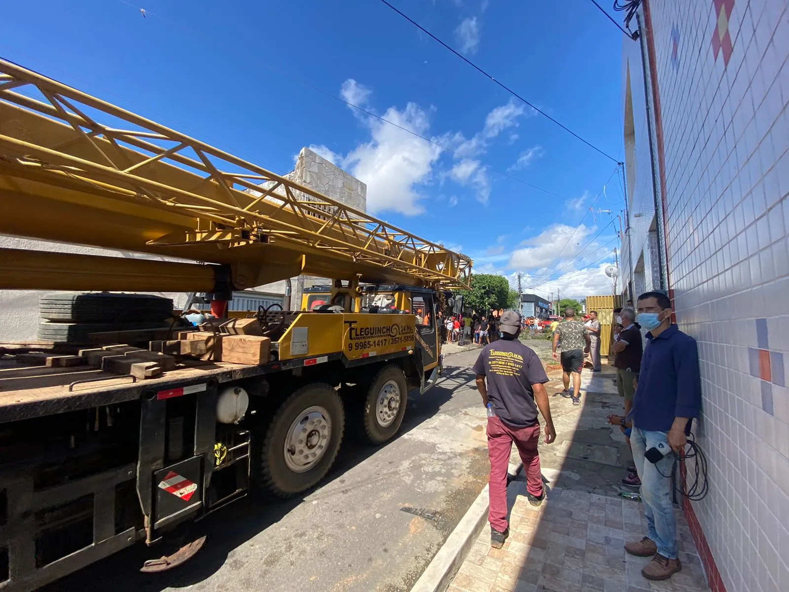 Guincho chegou pela manhã para ajudar trabalho de bombeiros