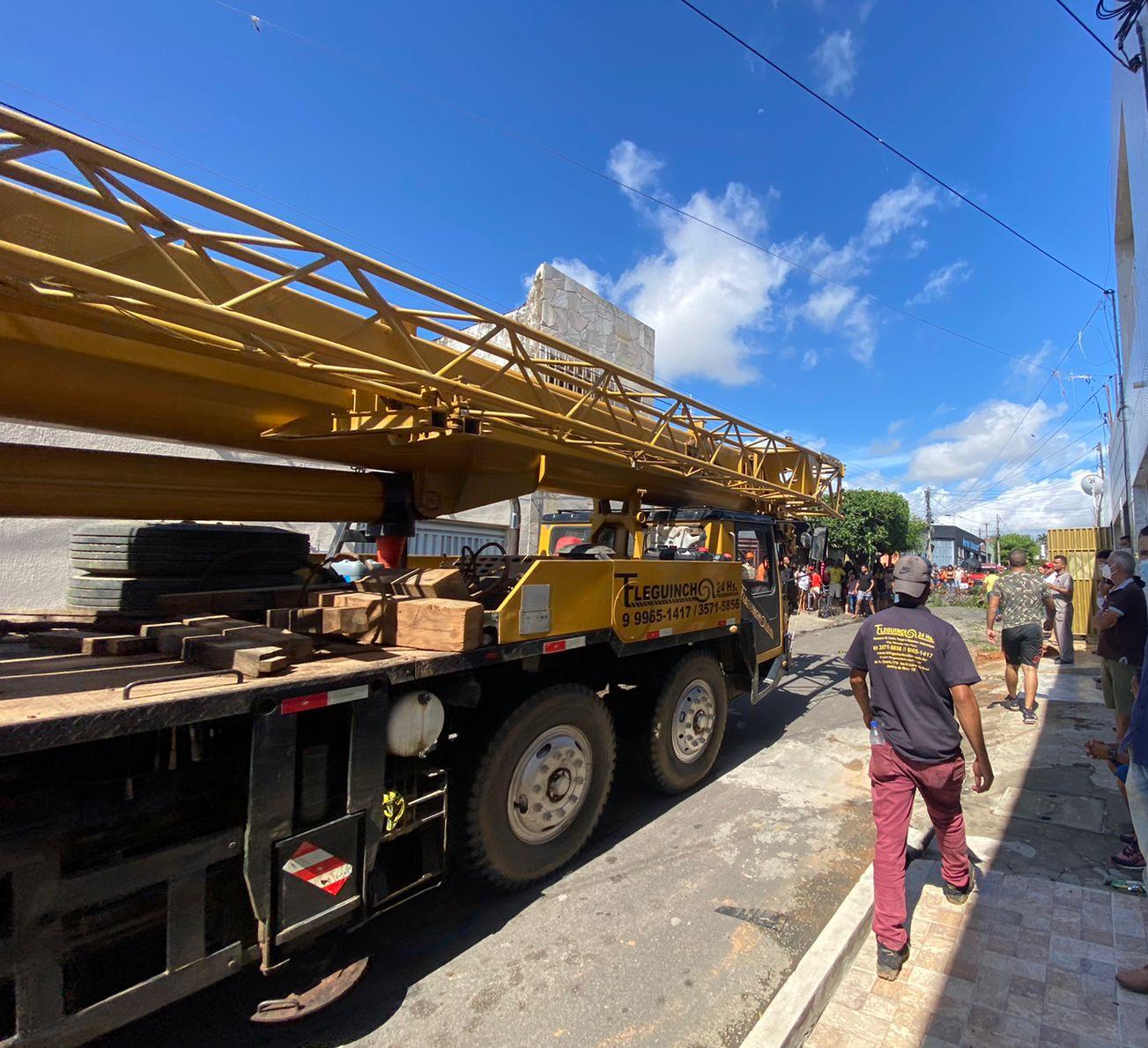 Guincho chegou pela manhã para ajudar trabalho de bombeiros