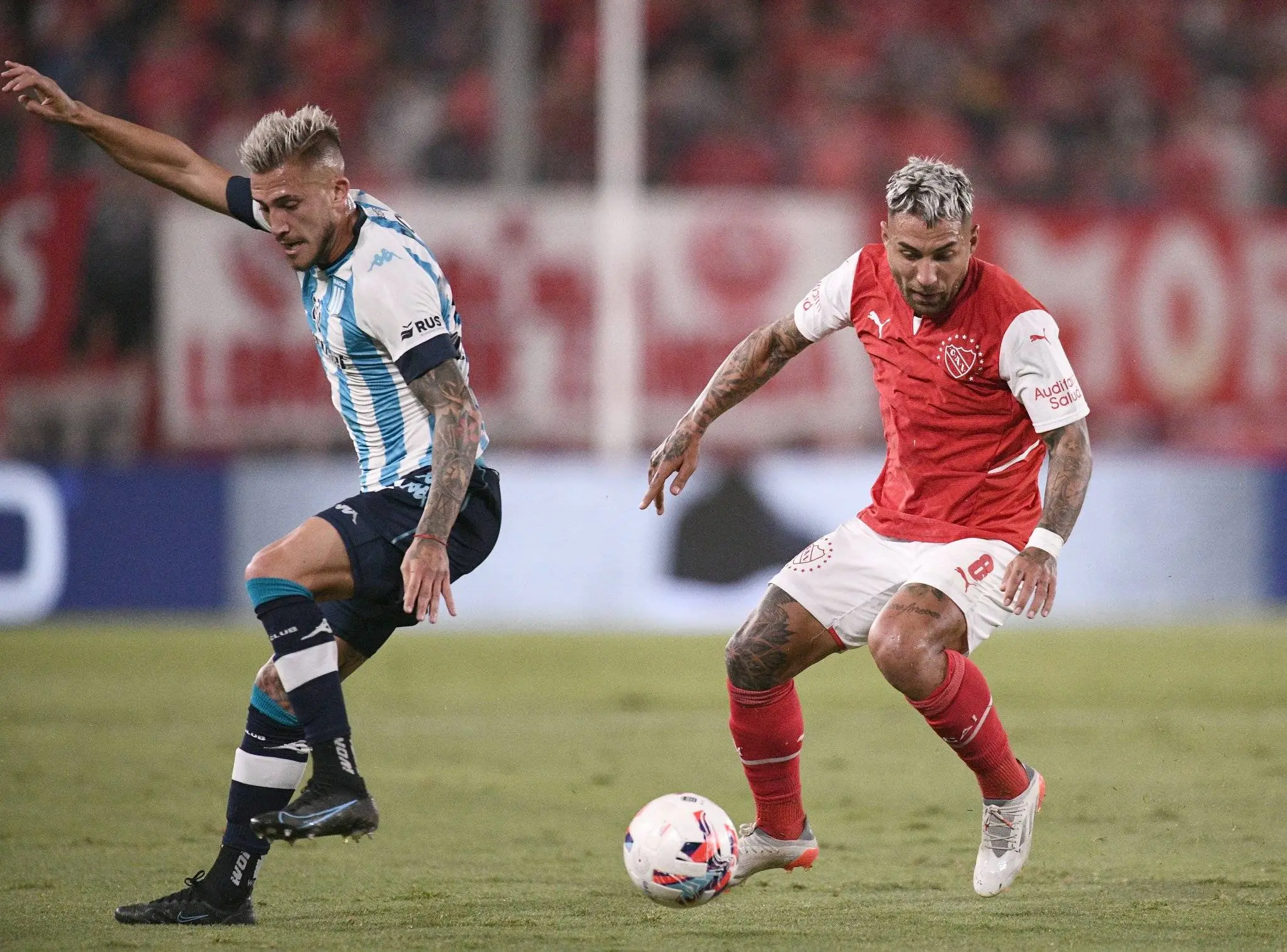 Jogador do Independiente e Racing disputando bola