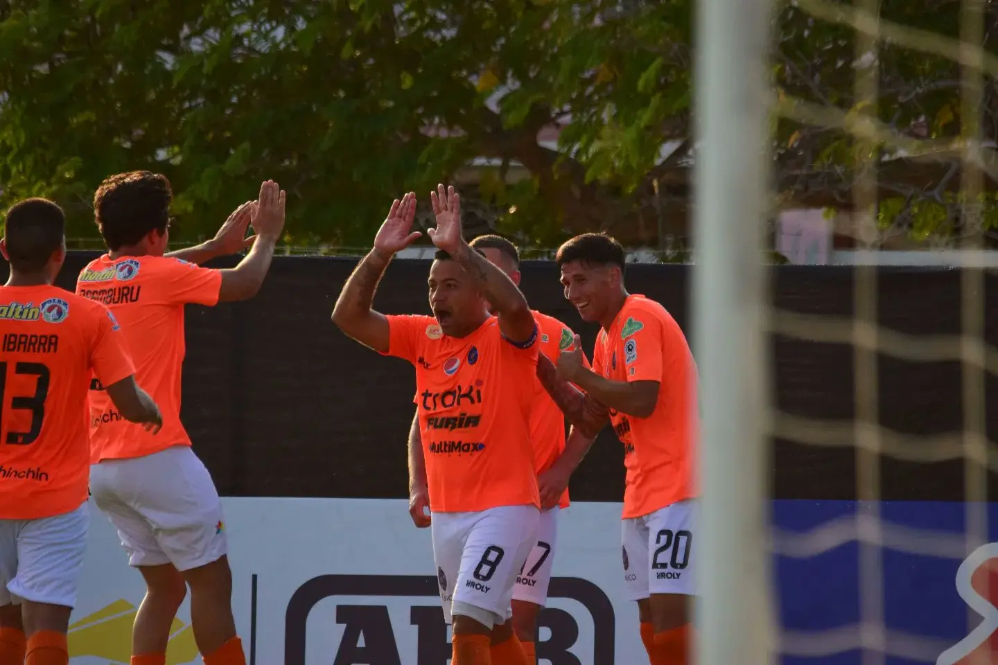 Jogadores do Deportivo La Guaira comemorando gols