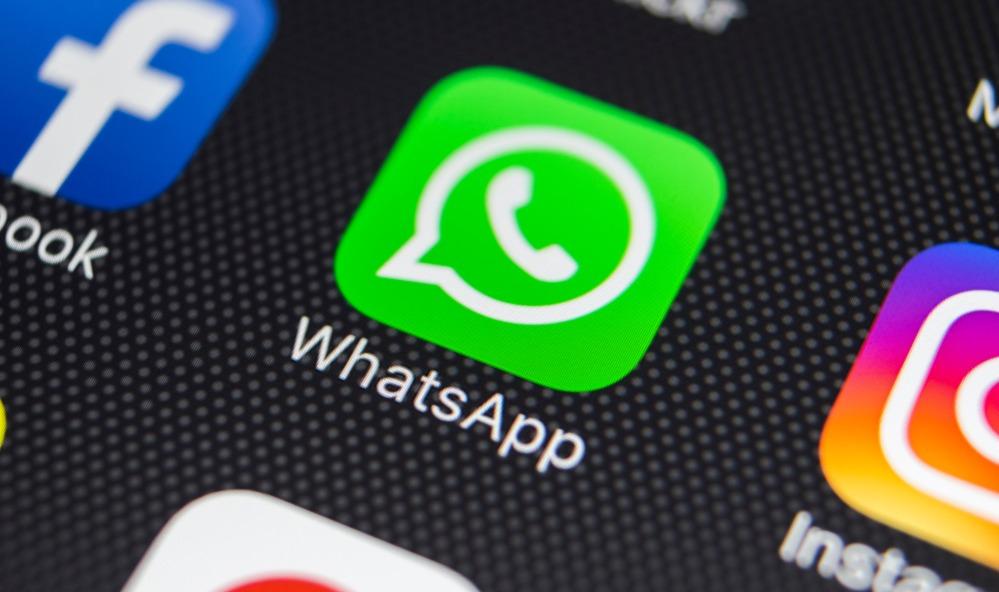 As redes sociais Facebook, WhatsApp e Instagram na tela de um celular.
