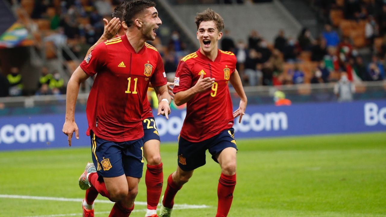 Jogadores da seleção espanhola comemorando gol