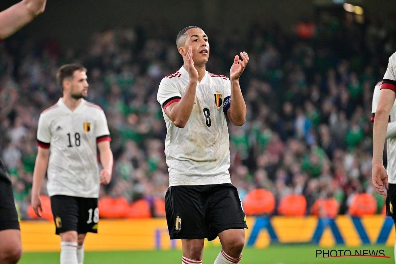 Atleta da seleção da Bélgica comemora gol