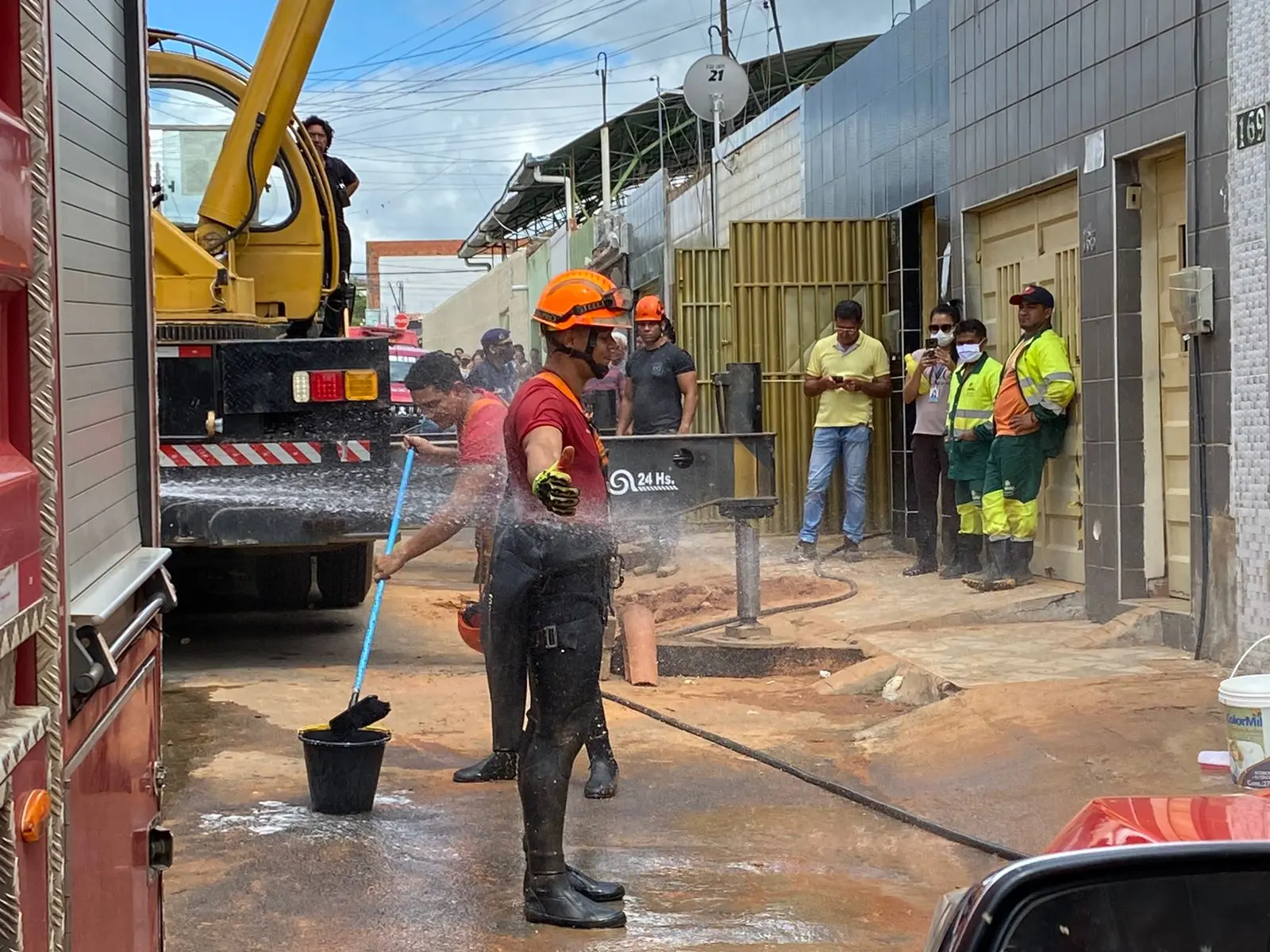 O resgate à vitima foi demorado porque os bombeiros tiveram dificuldade de acesso, a estrutura da cacimba estava em colapso e as chuvas prejudicaram o trabalho