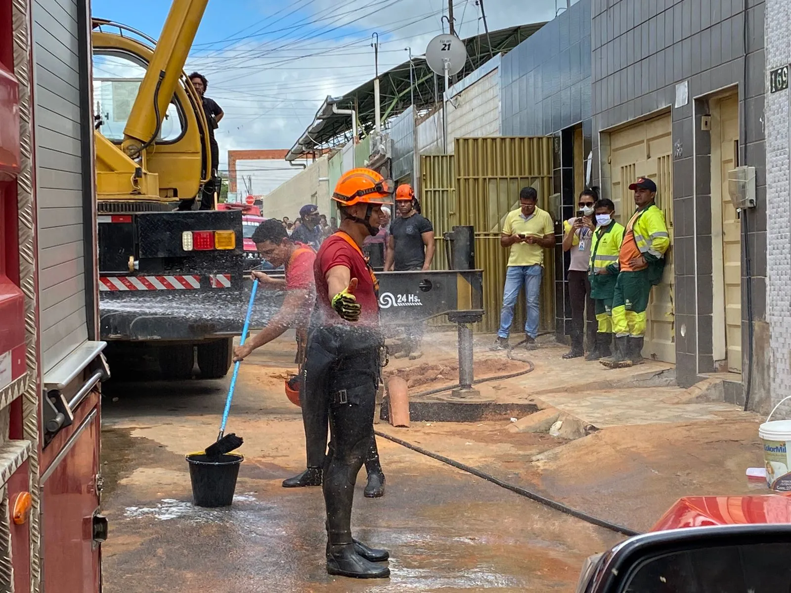 O resgate à vitima é demorado porque os bombeiros tiveram dificuldade de acesso, a estrutura da cacimba estava em colapso e as chuvas prejudicaram o trabalho