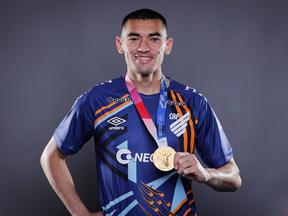 Santos exibe medalha de campeão pelo Athletico-PR