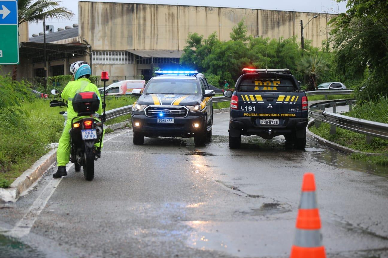 Imagem mostra viaturas da Polícia Rodoviária Federal bloqueado passagem de veículo em alça de acesso ao viaduto da Avenida Oliveira Paiva