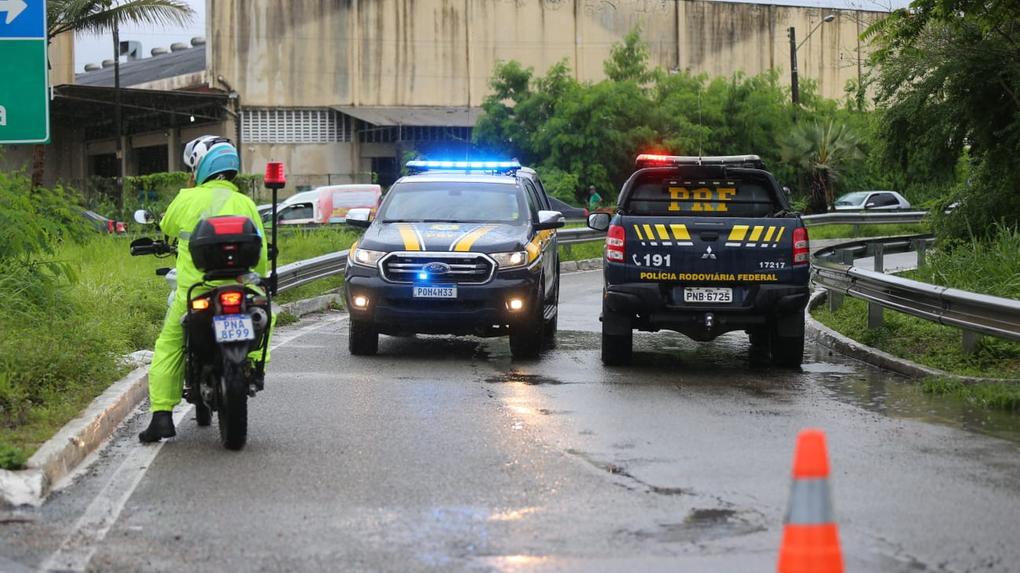Imagem mostra viaturas da Polícia Rodoviária Federal bloqueado passagem de veículo em alça de acesso ao viaduto da Avenida Oliveira Paiva