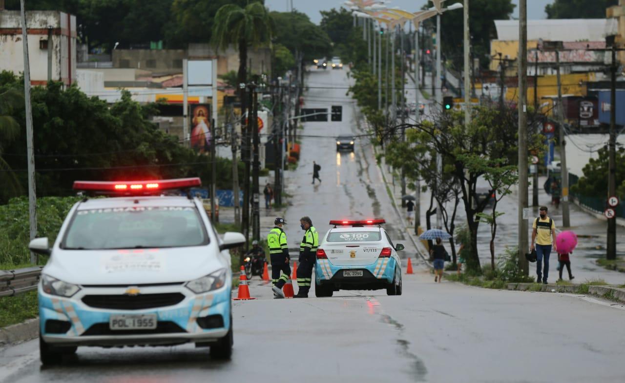 Imagem mostra agentes da AMC bloqueado local próximo à cratera que abriu no viaduto da Oliveira Paiva, em Fortaleza, após forte chuna no dia 28 de março de 2022