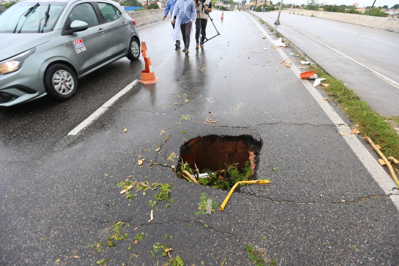 Imagem mostra cratera que abriu no viaduto da Oliveira Paiva, em Fortaleza, após forte chuna no dia 28 de março de 2022