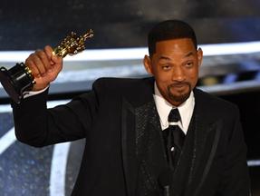 Will Smith agride Chris Rock durante cerimônia do Oscar 2022