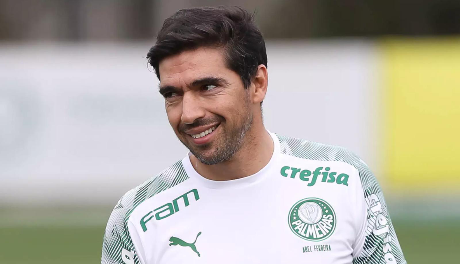 Abel Ferreira sorri em treino do Palmeiras