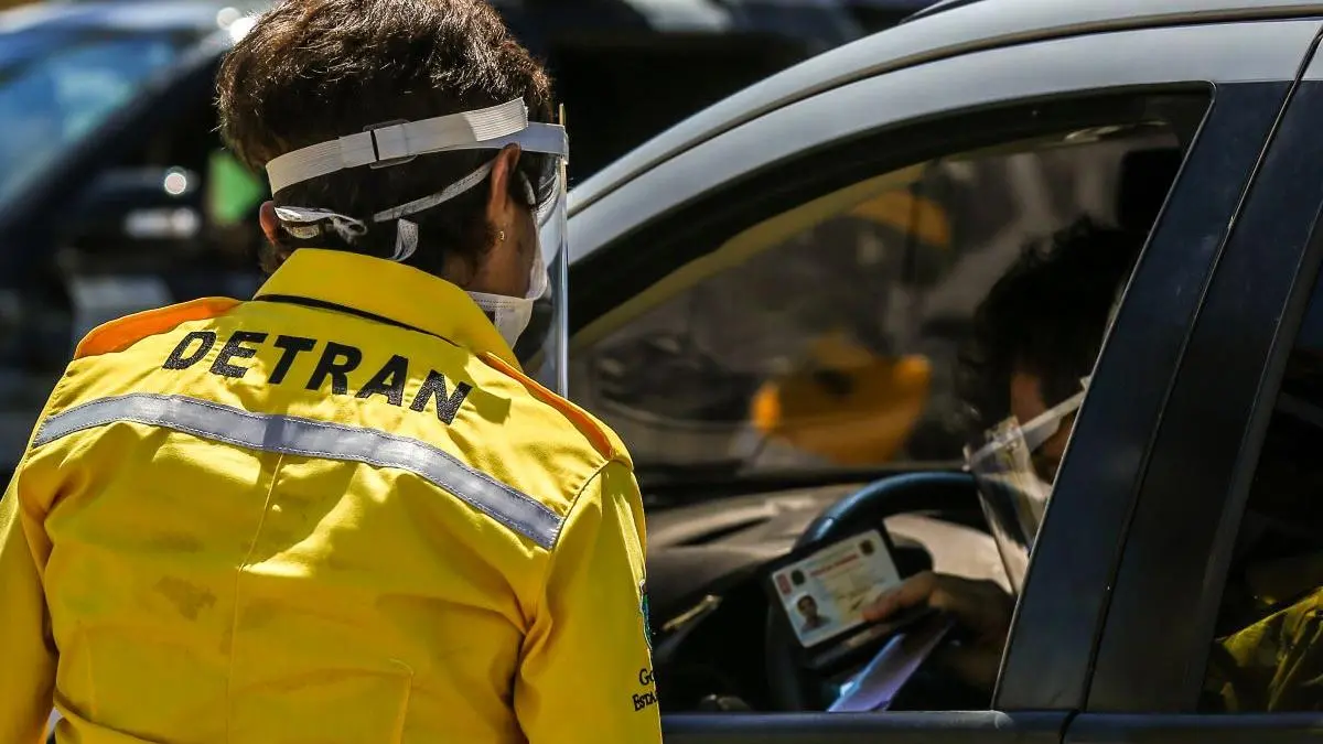 Agente do Detran, em fiscalização de barreira sanitária