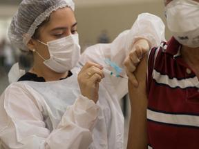 idoso recebendo vacina contra a covid-19 em fortaleza