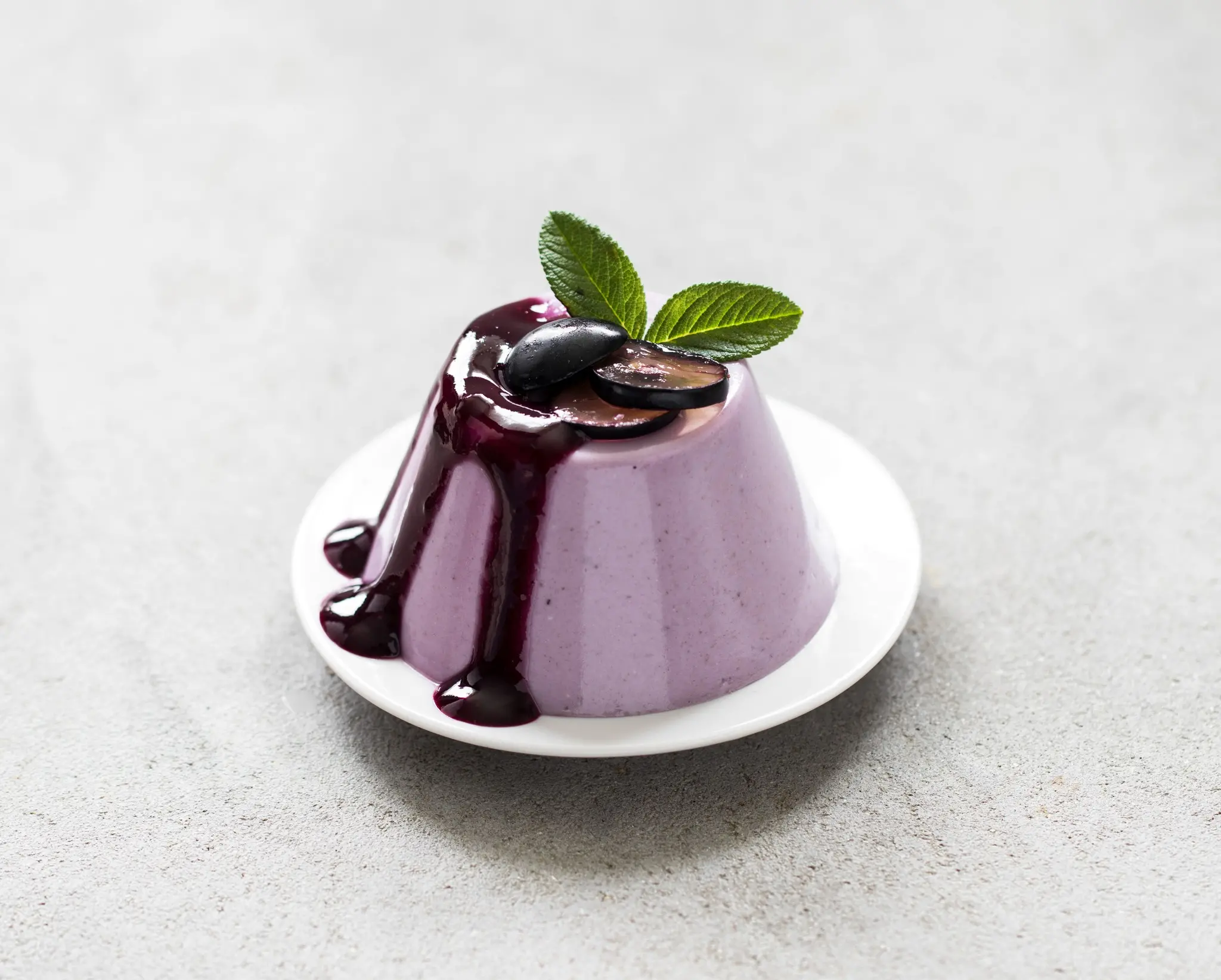 Flan de uva sobre fundo claro